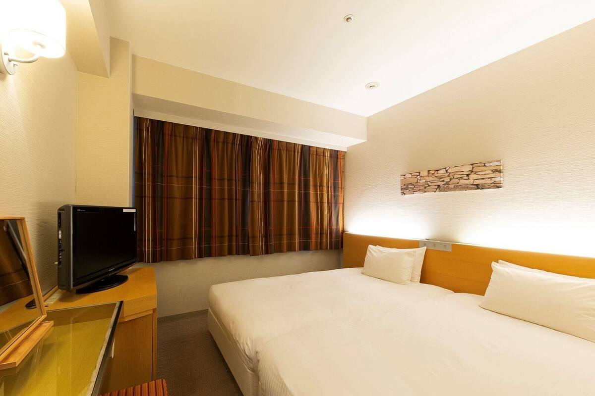 Premium bedding, in-room safe, blackout drapes