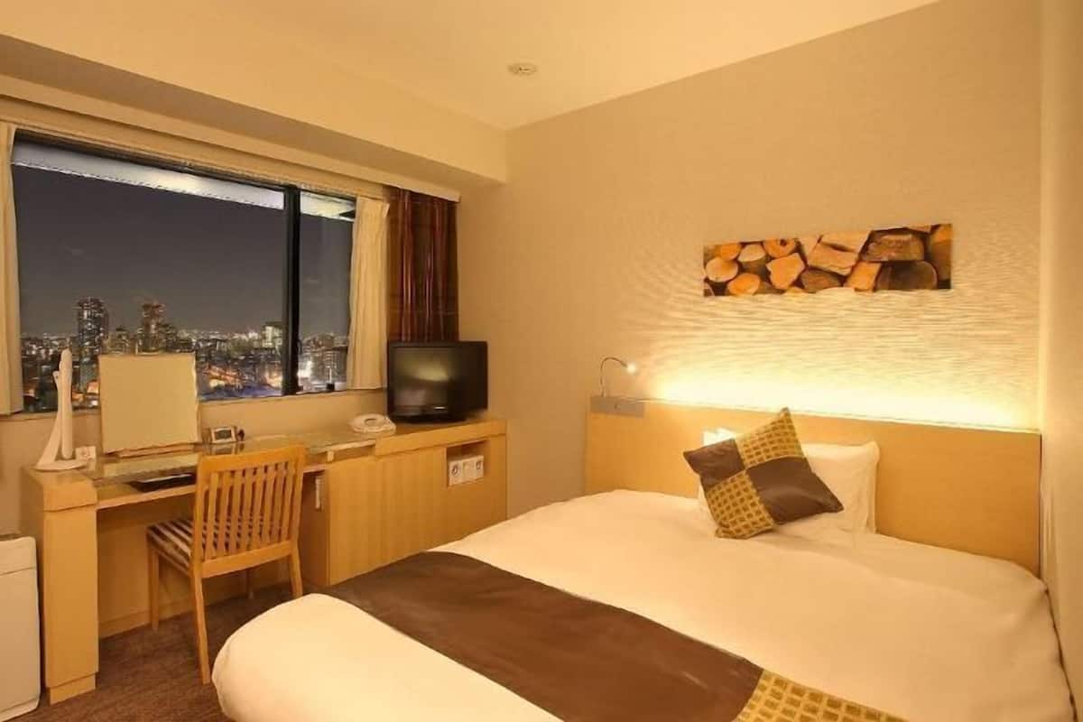 Premium bedding, in-room safe, desk, blackout drapes