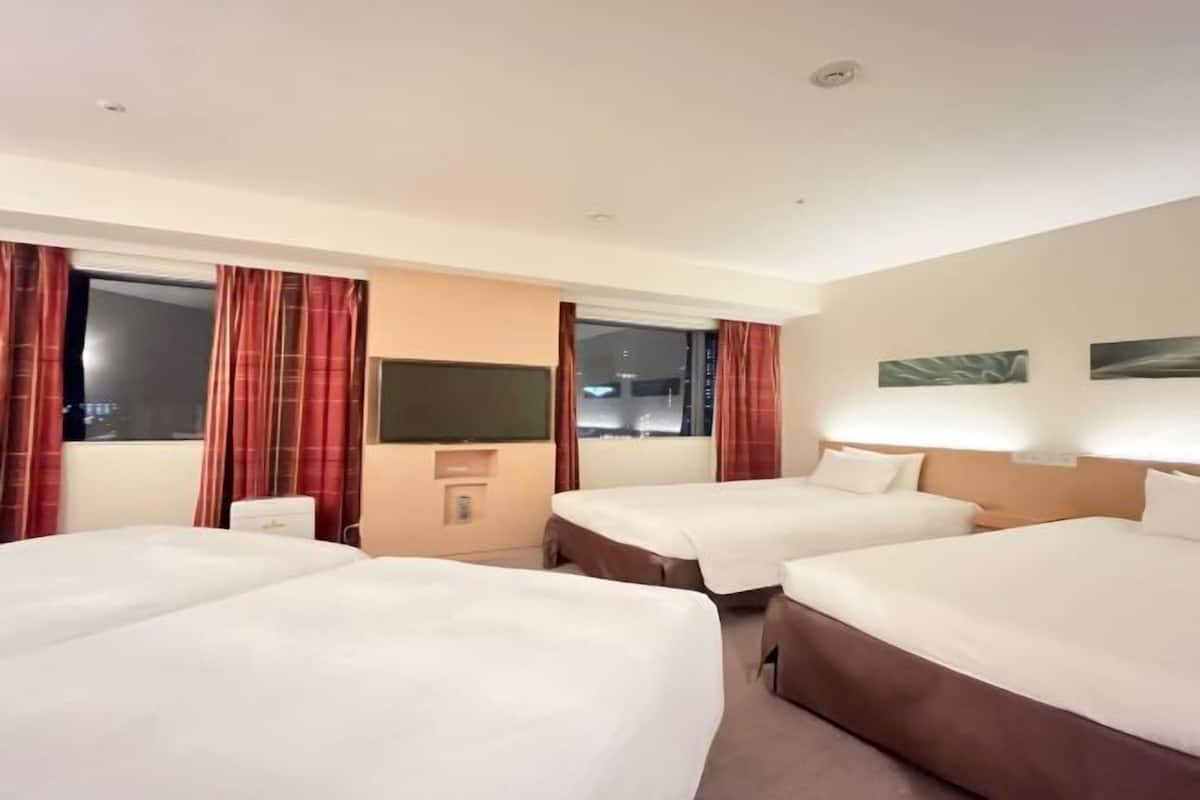 Premium bedding, in-room safe, desk, blackout drapes