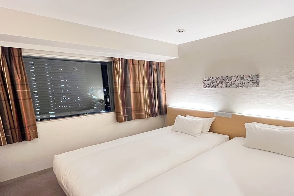 Twin Room, Non Smoking (Hollywood Twin) | Premium bedding, in-room safe, desk, blackout drapes