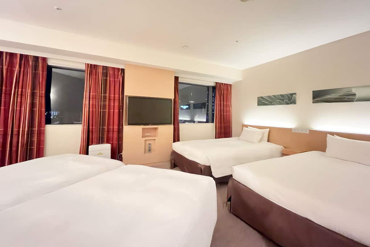 Premium bedding, in-room safe, desk, blackout drapes