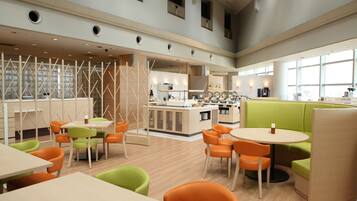 Daily buffet breakfast (JPY 2640 per person)