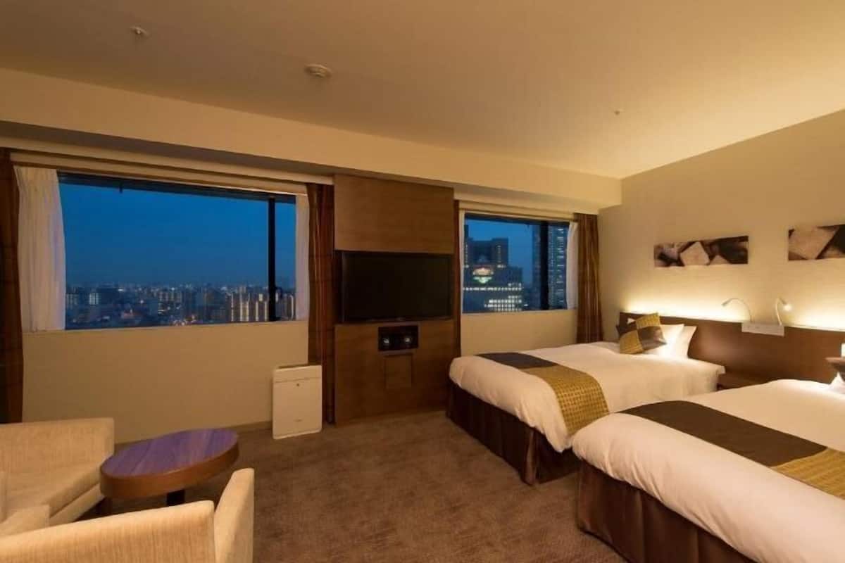 Premium bedding, in-room safe, desk, blackout drapes