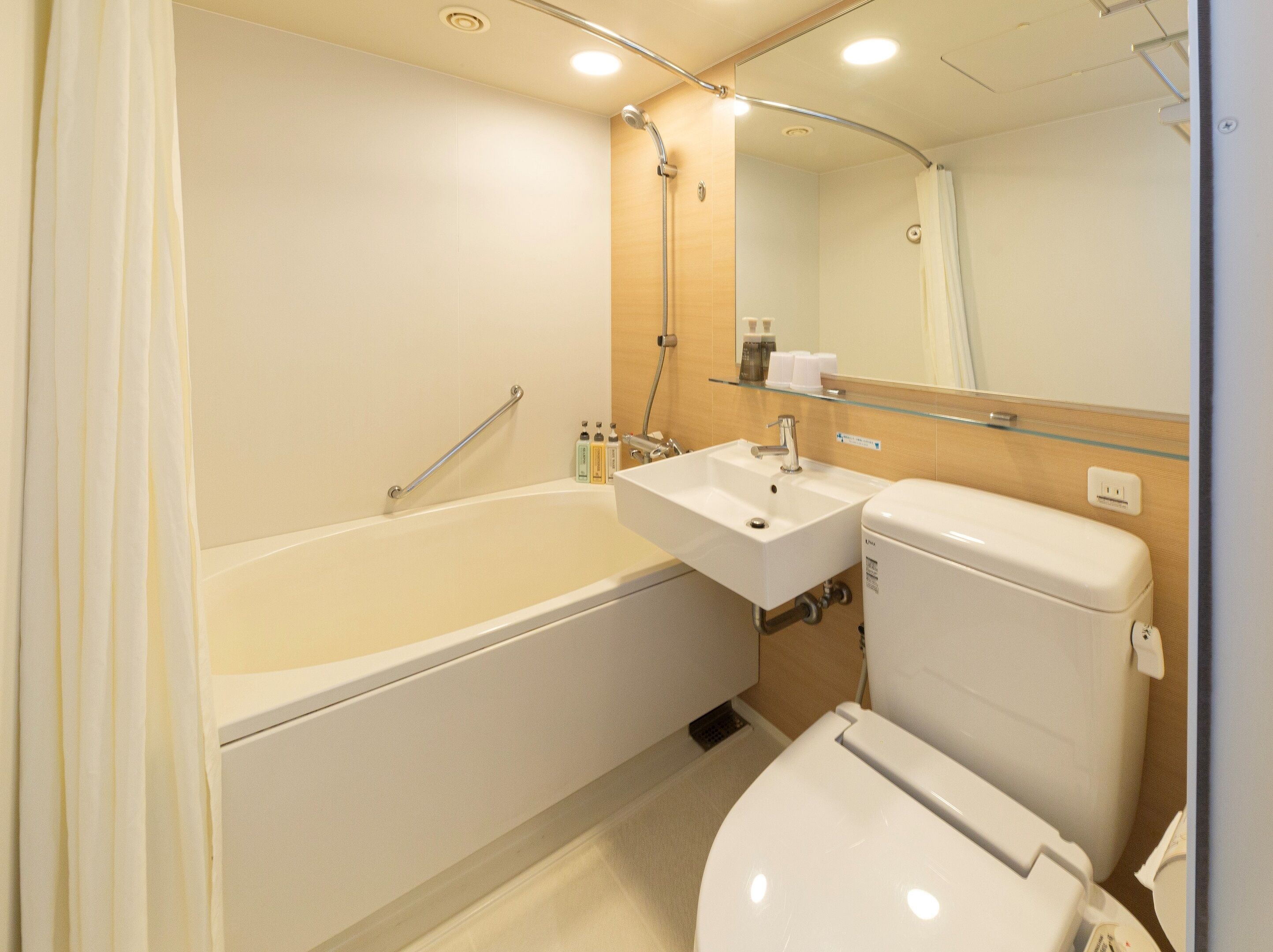 twin room, non smoking (hollywood twin) | bathroom | combined shower/bathtub, free toiletries, hair dryer, slippers