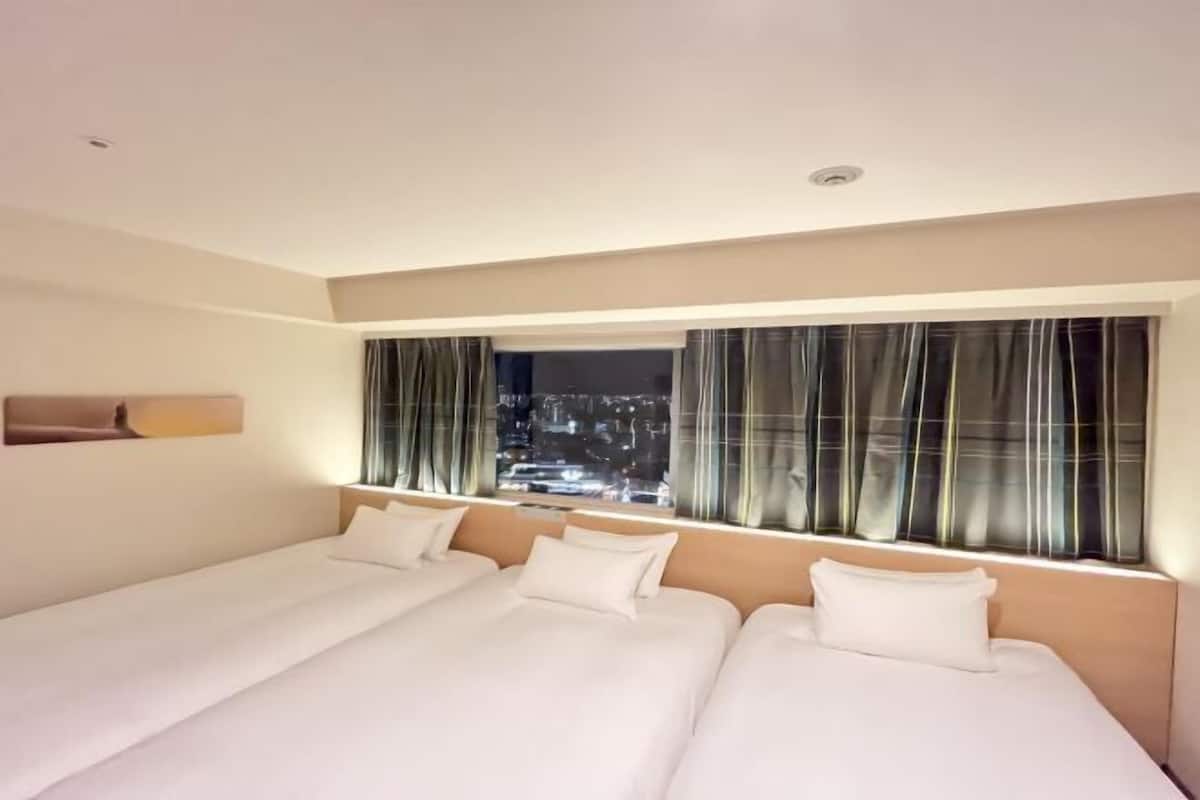 Premium bedding, in-room safe, desk, blackout drapes