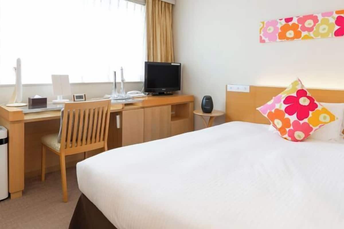 Premium bedding, in-room safe, desk, blackout drapes