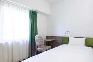 Down comforters, desk, blackout drapes, iron/ironing board - Hotel Keihan Tenmabashi (Osaka)
