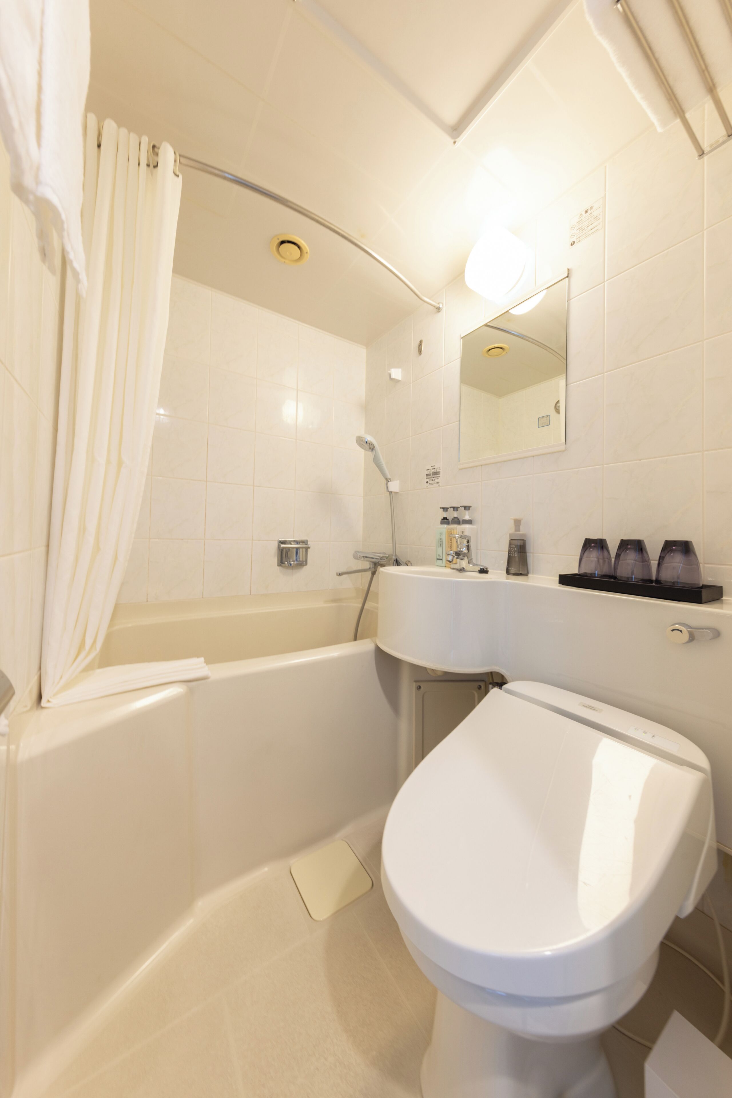 Combined shower/bathtub, free toiletries, hair dryer, slippers
