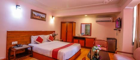 Deluxe King with Airport Pickup | In-room safe, desk, soundproofing, WiFi (free)