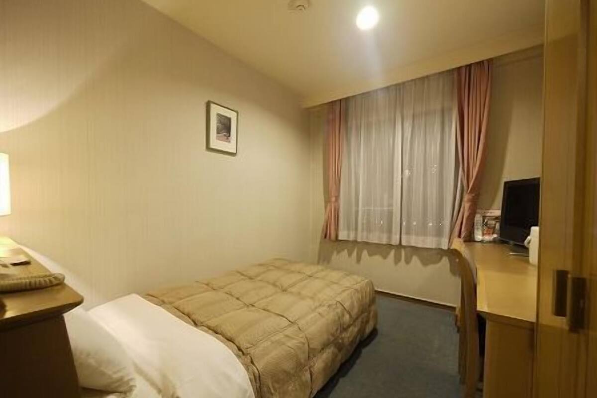 In-room safe, desk, WiFi (free)
