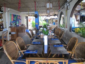 供應早餐、午餐及晚餐