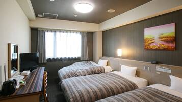 Triple Room Non Smoking | In-room safe, desk, free WiFi, bed sheets