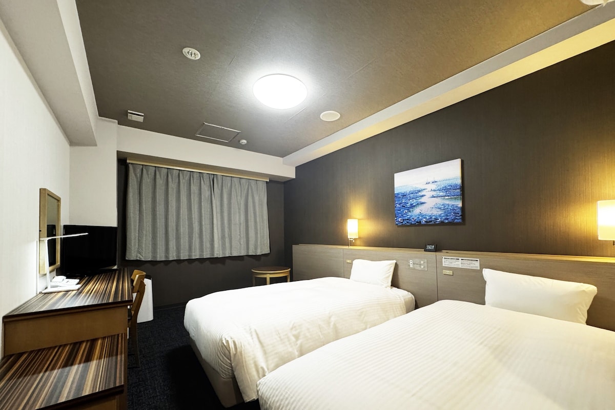 Twin Room, Non Smoking (Main Building) | In-room safe, desk, WiFi (free), bed sheets