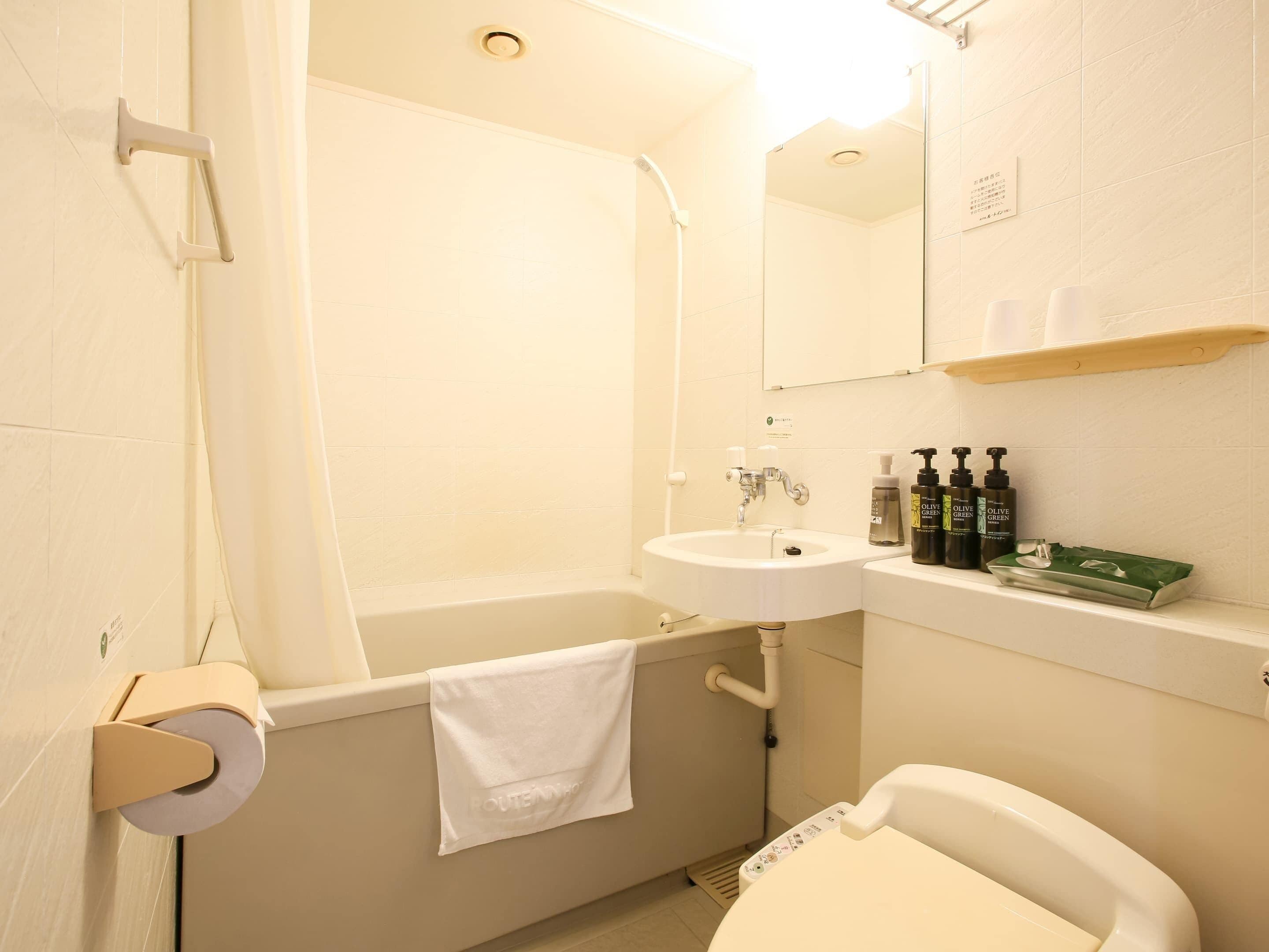 combined shower/bathtub, free toiletries, hair dryer, slippers