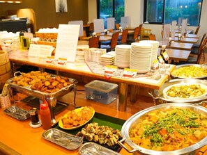 Petit déjeuner buffet servi tous les jours en supplément