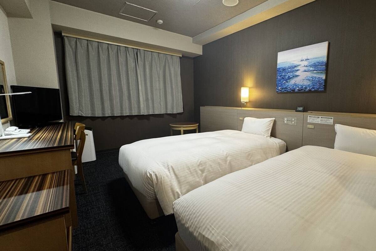 In-room safe, desk, WiFi (free), bed sheets
