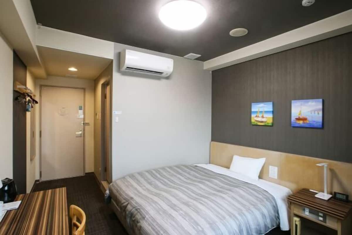 Caja fuerte, escritorio, wifi gratis y ropa de cama