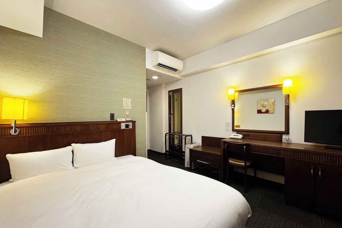 In-room safe, desk, WiFi (free), bed sheets