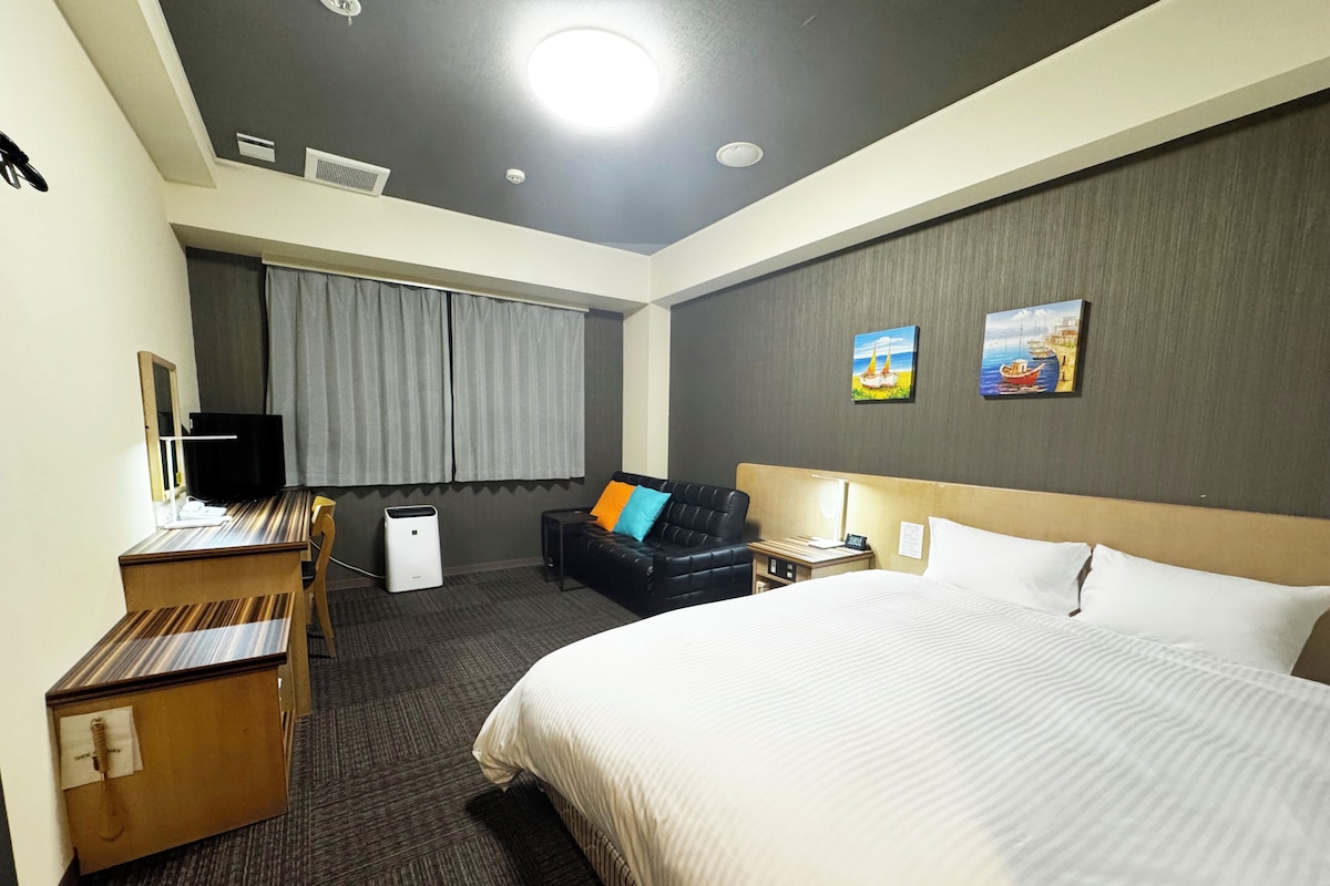 Superior Double Room, Non Smoking | In-room safe, desk, WiFi (free), bed sheets