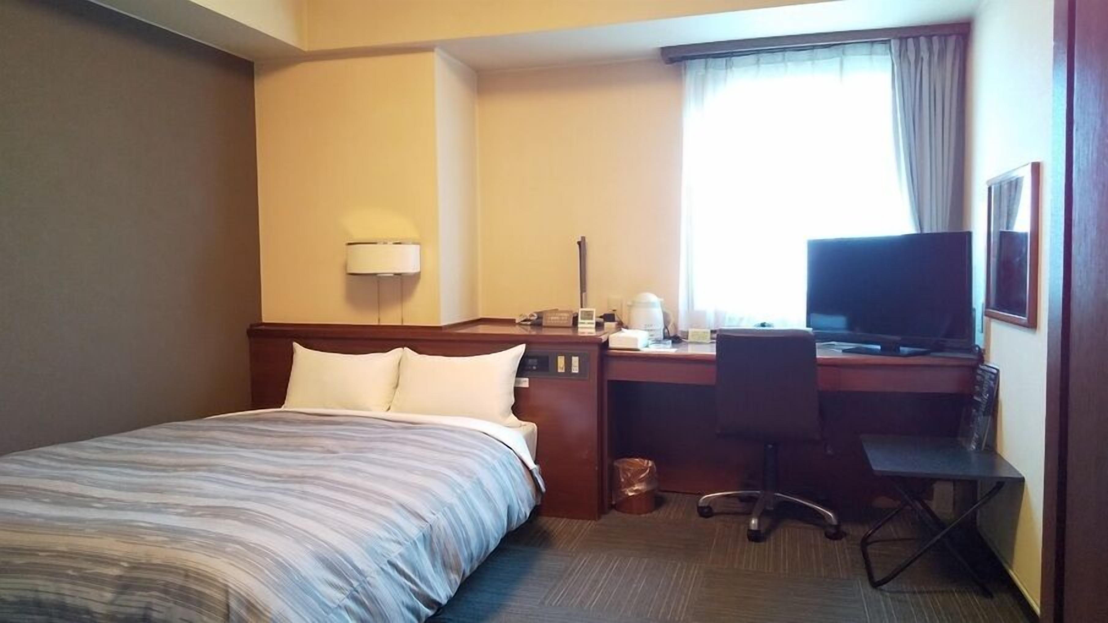 Desk, free wired internet, bed sheets