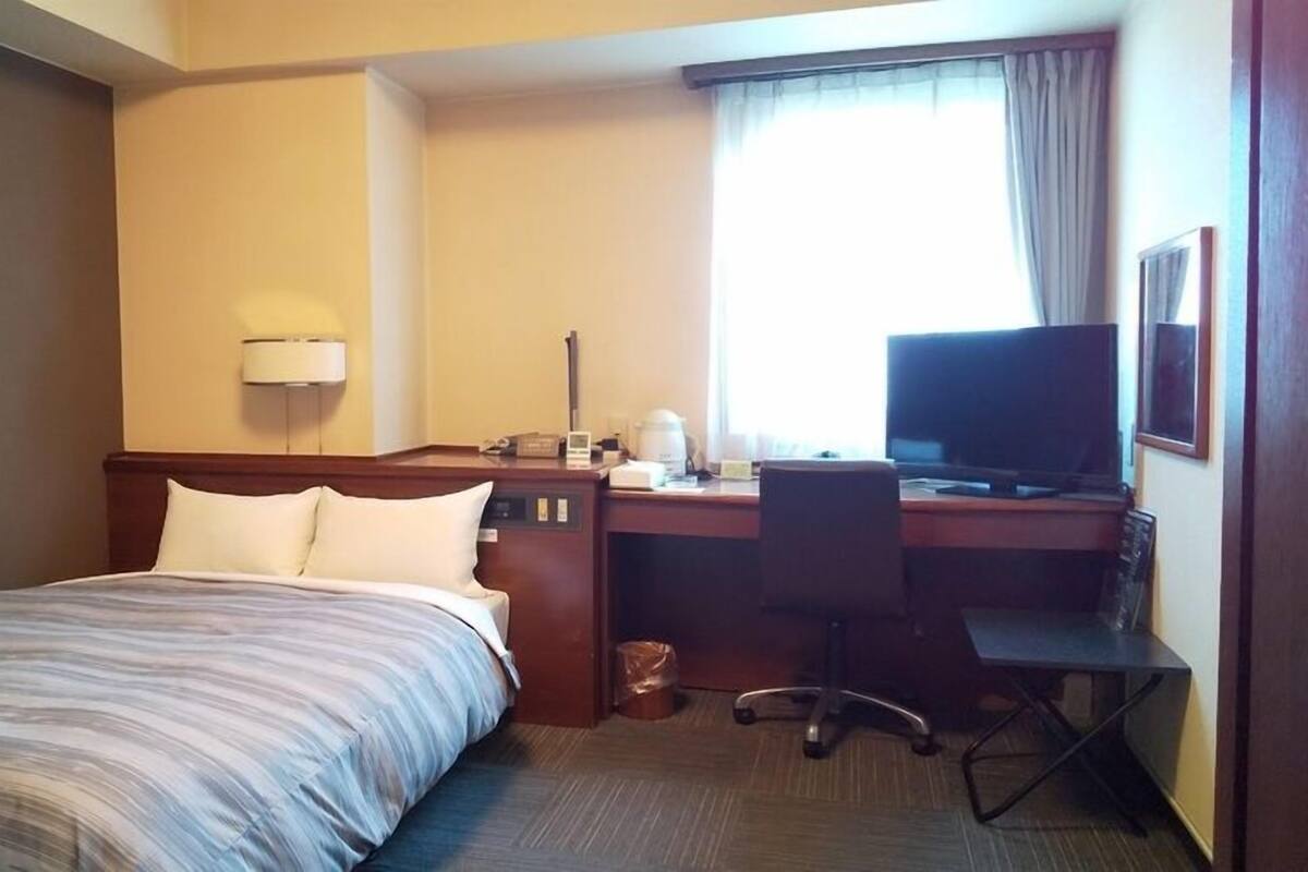 Desk, bed sheets