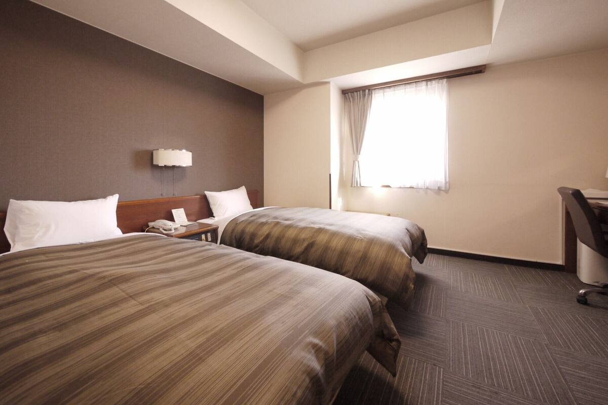 書桌、免費有線上網、床單