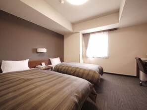 Desk, free wired Internet, bed sheets - Hotel Route-Inn Dai-Ichi Nagano (Nagano)