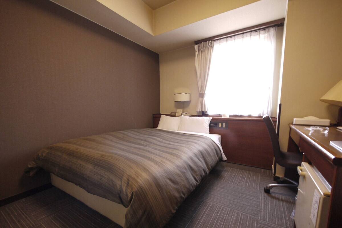 書桌、免費有線上網、床單