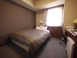 書桌、免費有線上網、床單