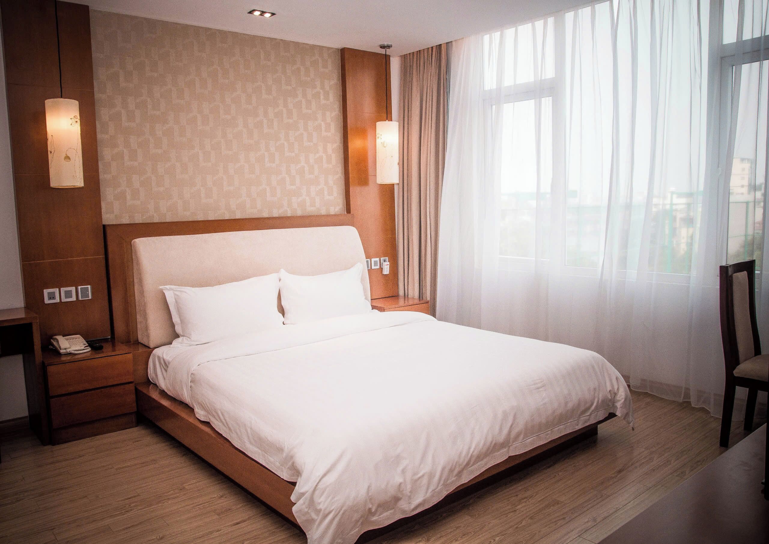 Luxe appartement, 1 slaapkamer (City View) | Een minibar, een kluis op de kamer, een bureau, verduisterende gordijnen