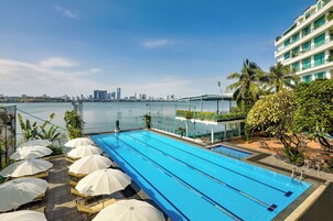 Una piscina al aire libre, sombrillas