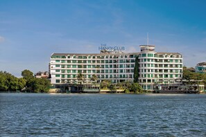 Vista frontal de la propiedad