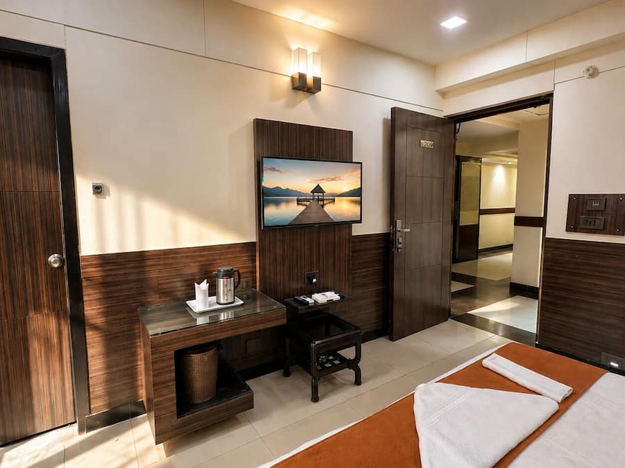 Quarto casal luxo | Roupas de cama premium, edredons de pluma, frigobar