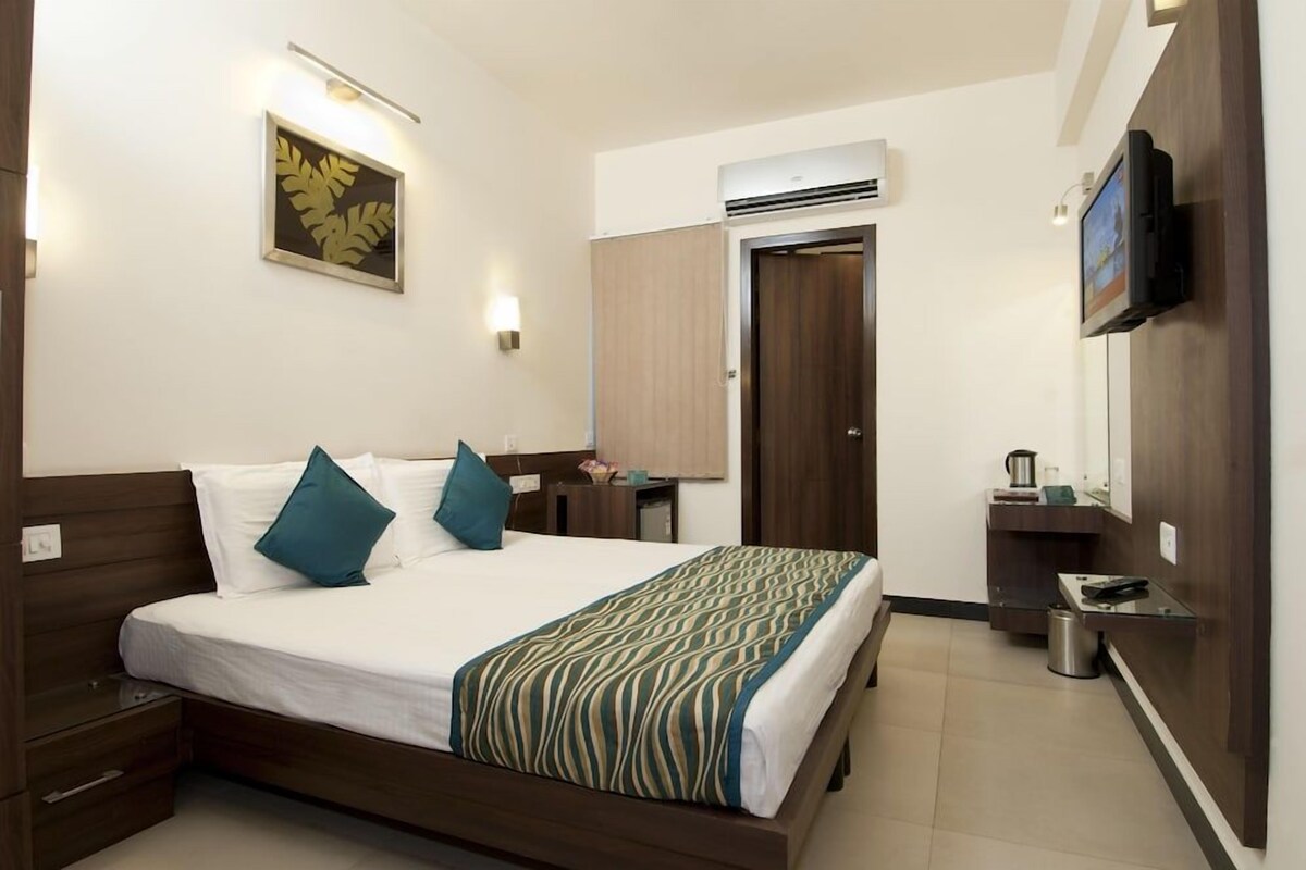 Premium bedding, down comforters, minibar, desk
