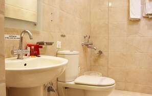 Shower, free toiletries, hair dryer, slippers - Hotel Shree Residency (Agra)