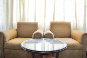 豪華客房, 1 間臥室, 花園景觀 | 客房內保險箱、書桌、隔音、熨斗/熨衣板