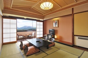 Down comforters, in-room safe, free WiFi - Aso Plaza Hotel (Aso)