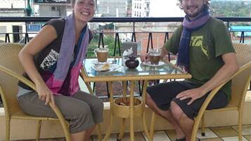 Petit déjeuner et déjeuner servis sur place, restauration en plein air