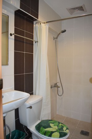 Shower, towels - Verbena Hotel (Cebu City)