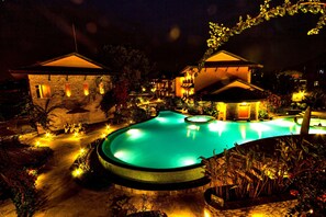 Outdoor pool, pool umbrellas, pool loungers - Temple Tree Resort and Spa, Pokhara (Pokhara)