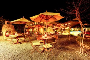 Outdoor dining - Temple Tree Resort and Spa, Pokhara (Pokhara)