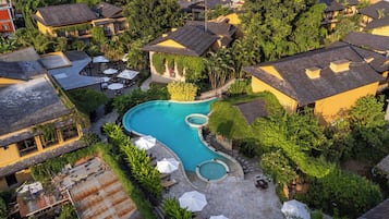 Swim-up bar