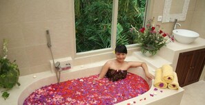 Deep soaking bathtub - Lokasari Bungalows Spa & Gallery (Ubud)