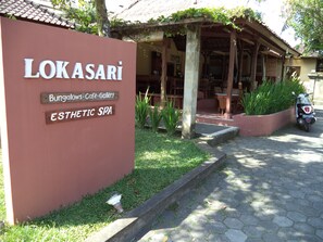 Property entrance - Lokasari Bungalows Spa & Gallery (Ubud)