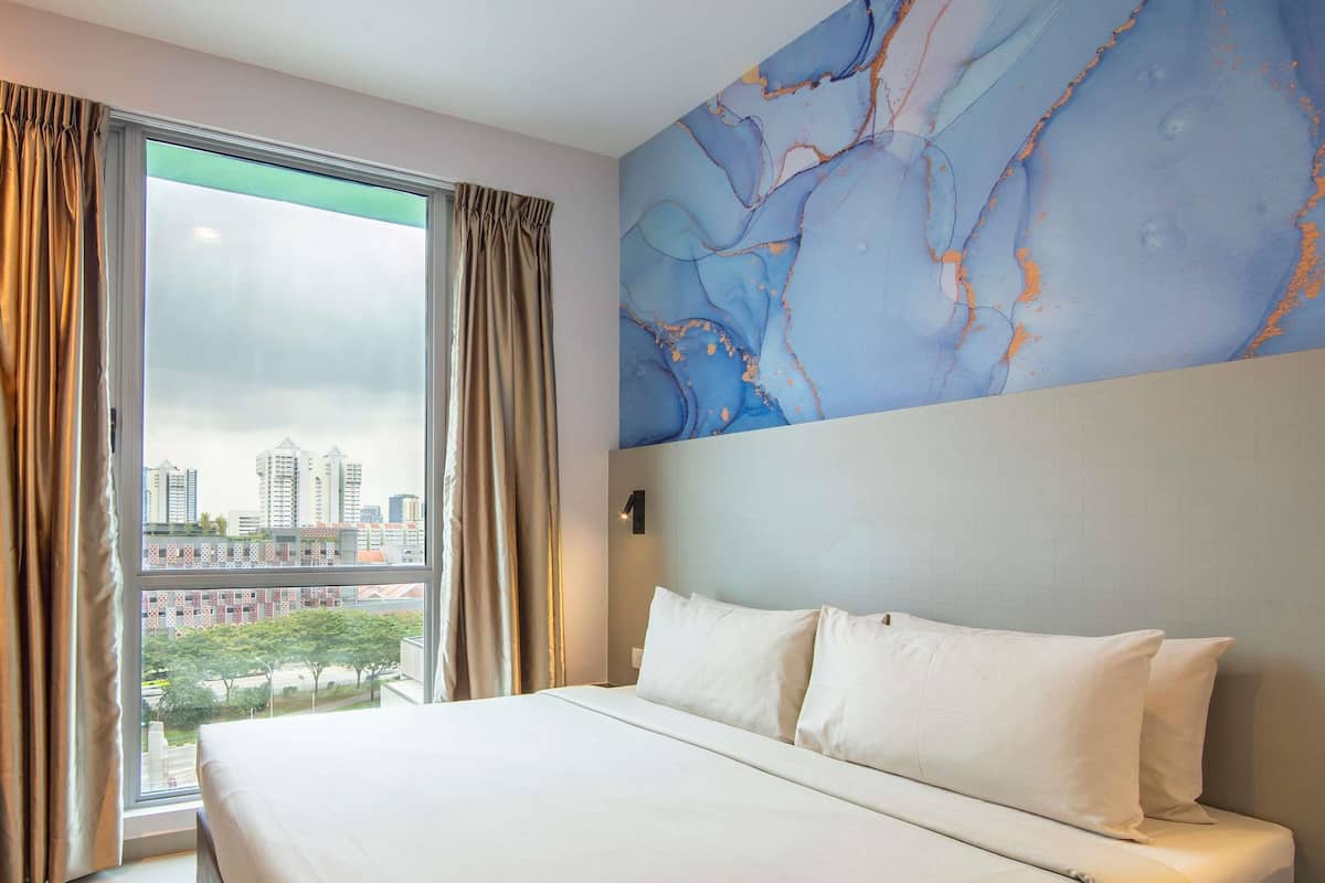 Caja de seguridad en la habitación, muebles diferentes y escritorio