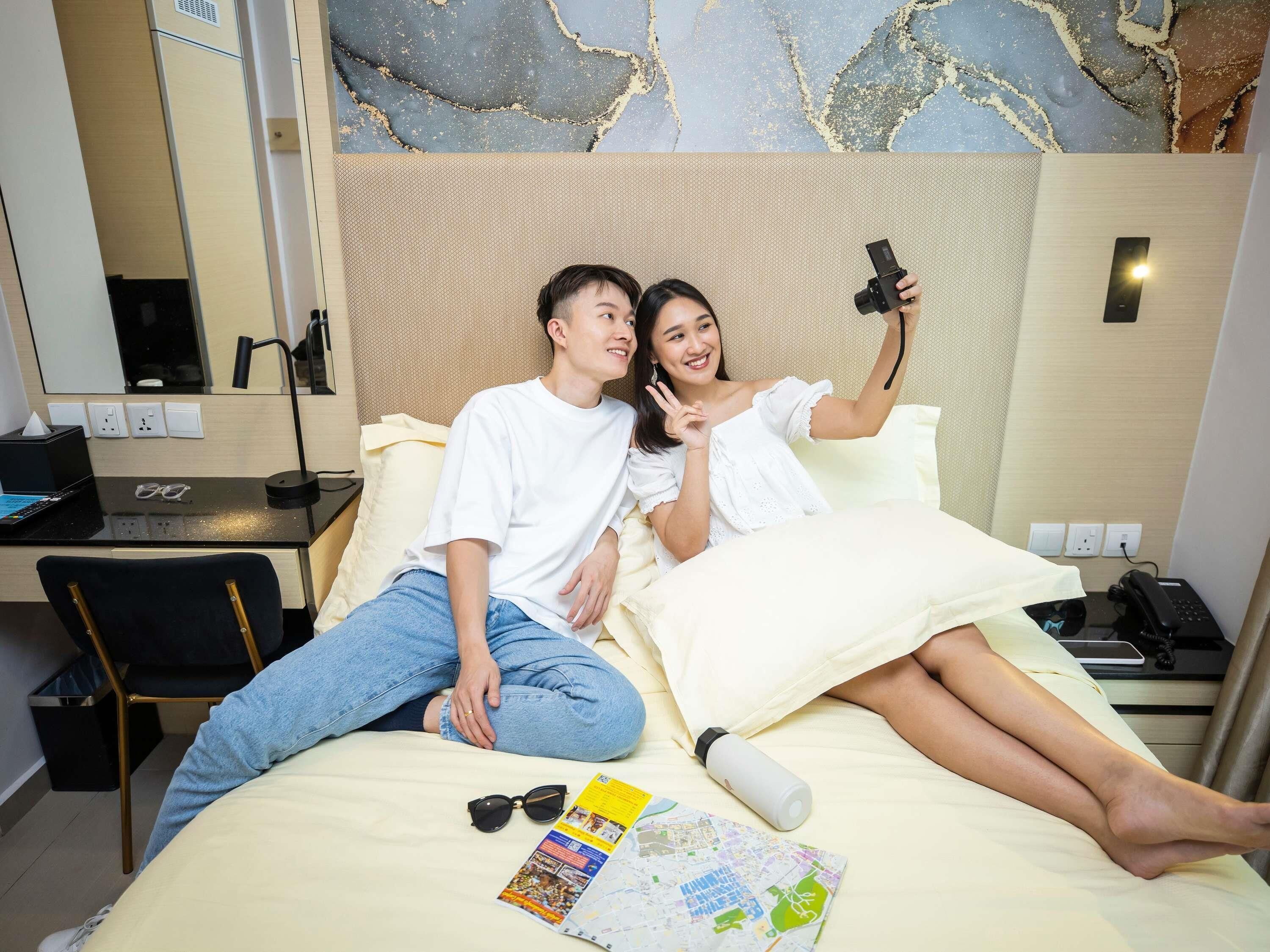 Habitación estándar, 1 cama matrimonial | Caja de seguridad en la habitación, muebles diferentes y escritorio 