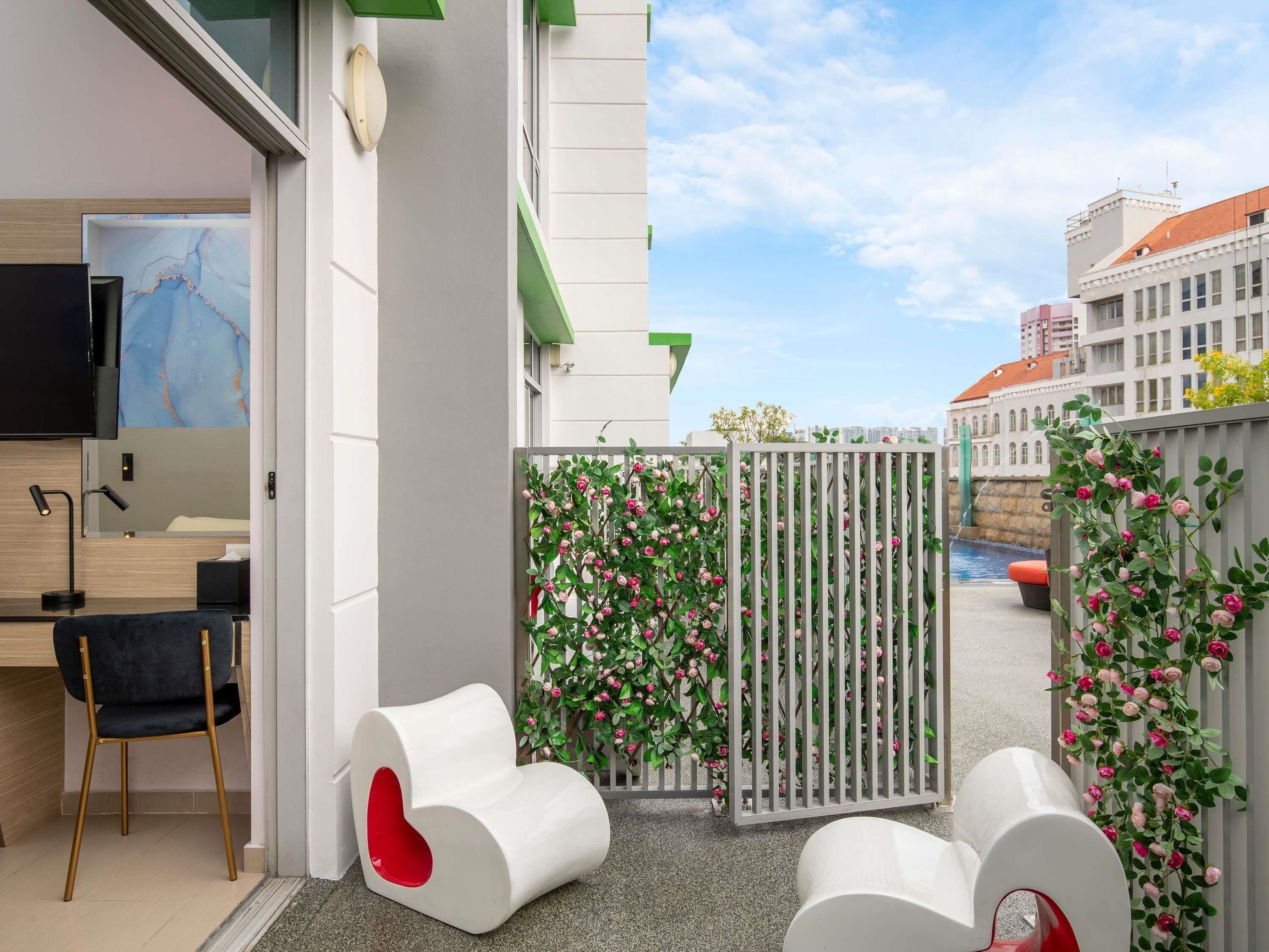 プレミアム ルーム ダブルベッド 1 台 | セーフティボックス (室内)、客室ごとに異なるインテリア、デスク、WiFi (無料)