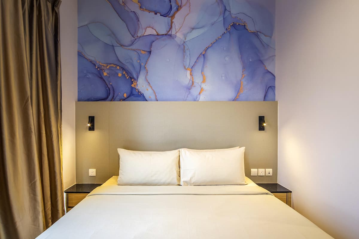 Standard Room, 1 Katil Kelamin (Double), Balcony | Peti besi dalam bilik, dilengkapkan perabot secara berasingan, meja