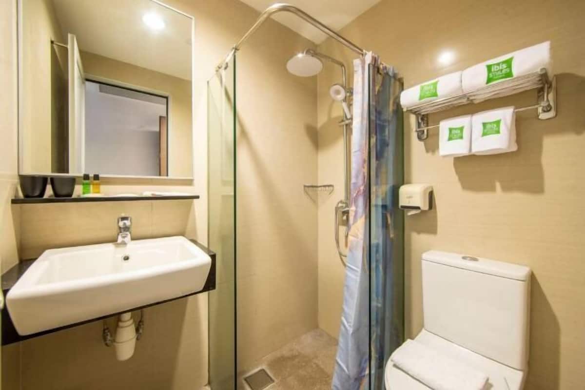 Phòng tắm | Buồng tắm vòi sen, đồ dùng nhà tắm miễn phí, máy sấy tóc, khăn tắm