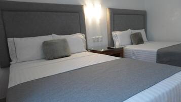 Habitación estándar, 2 camas matrimoniales | Escritorio, wifi gratis y ropa de cama